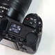 La pantalla superior no es muy nítida, pero al menos tiene, no como las Sony. Muestra la velocidad de obturación, el ISO, la apertura, la batería y el número de fotos.